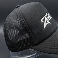 Gorra Trucker Casual Transpirable para Exteriores con Logotipo OEM Bordado en 3D con Letras Cursivas Personalizadas, Parte Trasera de Malla y Espuma Negra Sólida
