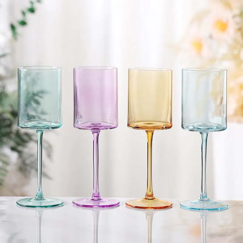 Roxo âmbar azul verde fundo plano elegante talheres champanhe flauta boca soprado colorido stemware cristal vinho vidro cálice