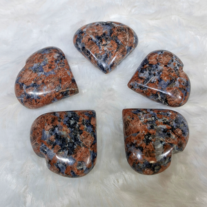 Cœur en cristal de quartz naturel, flamme de la pierre, 50-55 mm, pierre semi-précieuse, artisanat, sculpté à la main - Product Image 1