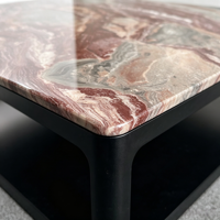 Table basse de luxe Monica en marbre rouge pour salon, grand modèle, avec plateau ajouré moderne et piétement surélevé