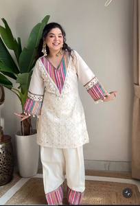 Ensemble 2 pièces ethnique pour femme : Kurti et pantalon long en coton satiné brodé à rayures, col en V, manches longues, séchage rapide, idéal pour mariage et fête - Product Image 5
