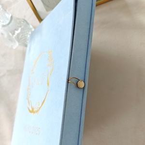 Cajas <span class=keywords><strong>de</strong></span> Invitación <span class=keywords><strong>de</strong></span> Boda Personalizadas con Ilustración <span class=keywords><strong>de</strong></span> Lugar, en Terciopelo Azul Claro, con Tarjetas <span class=keywords><strong>de</strong></span> Invitación <span class=keywords><strong>de</strong></span> Acrílico Dorado Espejado - Product Image 3