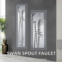 Robinet de baignoire moderne en laiton chromé sur pied avec douchette à pommeau de pluie à poignée unique, bec sculpté en forme de cygne et cartouche en céramique