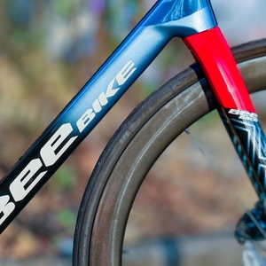 Новый шоссейный велосипед 2026 года, 7.7 кг, карбон, Shimano 105 R7120, 24 скорости, гидравлические дисковые тормоза, колеса 700C, гоночный велосипед OEM - Product Image 4