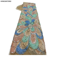 Tissu en dentelle française brodé de sequins et de perles à motif plumes de paon romantiques, tissu en tulle de luxe floral lourdement perlé