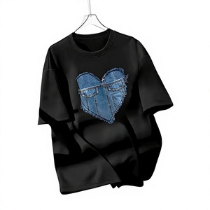 เสื้อยืดโอเวอร์ไซส์สีดำสำหรับผู้ชายแฟชั่นใหม่ ตกแต่งด้วยลายหัวใจผ้าเดนิม แขนสั้น คอกลม สไตล์ลำลอง ผ้าฝ้ายทอ 100% - Product Image 1