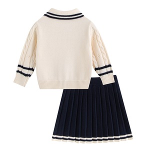 Ensemble 2 pièces pour filles : <span class=keywords><strong>Pull</strong></span> <span class=keywords><strong>en</strong></span> maille torsadée et jupe plissée marine à col <span class=keywords><strong>marin</strong></span> et détail nœud – Tenue nautique preppy pour enfants - Product Image 4