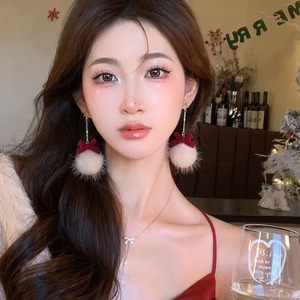 2025 nuovi <span class=keywords><strong>orecchini</strong></span> <span class=keywords><strong>pendenti</strong></span> con fiocco in peluche con Pom-Pom di natale da donna accessori placcato in oro di lusso di alta gamma - Product Image 4