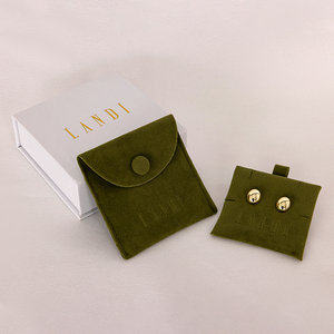 Sacs à bijoux en velours vert avec logo personnalisé, pochettes de rangement en forme d'enveloppe, petites mini pochettes en velours suédé pour bijoux, sacs cadeaux avec bouton - Product Image 1