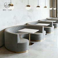 Mobilier de café et restaurant : banquette incurvée en marbre, chaise, table, canapé