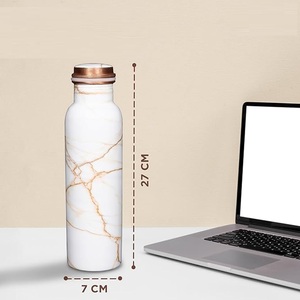 Botella de cobre puro hecha a mano de lujo con hermoso acabado pulido para bienestar y uso en exteriores que promueve una mejor hidratación - Product Image 3