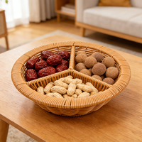 Rieten schattige fruitvormige mand met groene bladaccenten en witte stippen, geweven opbergmand voor kinderpicknick en kinderkamerdecoratie