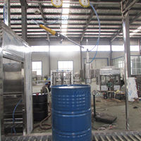Máquina de Llenado de Bidones Industriales de Acero Inoxidable con Cinta Transportadora y Sistema de Tapado con Cubierta Colgante