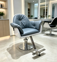 Chaise de coiffeur de luxe personnalisée de couleur bleue avec base argentée et pompe hydraulique pour salons, spas, studios et barbiers