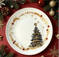 Assiette de Noël en céramique rouge et verte avec motifs de brindilles de pin, vaisselle festive pour la maison, l'hôtel et le restaurant