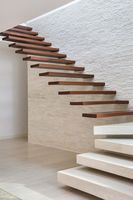Escalier suspendu moderne en marbre pour intérieur, avec marches flottantes, pour villa de luxe sur mesure