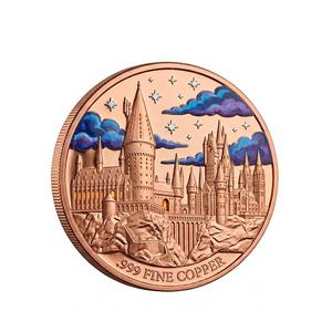 Medalla de Desafío Souvenir con Diseño de Varita de Torre de Magia Encantada, Moneda de Cobre Fino Pulido con Incrustaciones de Zafiro y Oro Bicolor, y Bola Alada Dorada - Product Image 2