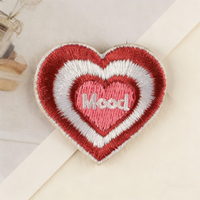 Écusson brodé à repasser Matériau écologique personnalisé Écusson crochet et boucle de l'espace mignon Écusson de broderie de planète de coeur rose Écussons personnalisés