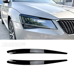 Autocollants de recouvrement de phares de voiture pour Skoda Superb B8 2016-2018 Noir brillant/Aspect carbone Kit carrosserie Tuning - Product Image 1