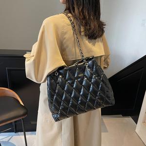 กระเป๋าหนัง PU สีดำคลาสสิก รุ่นปี 2026 สำหรับผู้หญิง ความจุขนาดใหญ่ พร้อมตัวล็อคแม่เหล็ก สะพายไหล่ได้อเนกประสงค์ แฟชั่นทันสมัย - Product Image 4