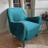 Chaise moderne de style nordique décontracté, coussin en velours, tissu en bois, apporte du confort au salon de l'hôtel