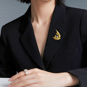 [Salon international de bijoux de Hong Kong] Broche élégante en forme de voile, d'inspiration nautique, dorée, avec zircon cubique étincelant - Product Image 2