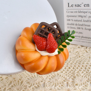 Modèle de mini-cupcake artificiel parfumé, réaliste, factice, pour la décoration de table domestique, ou comme ornement pour vitrine de boulangerie - Product Image 3