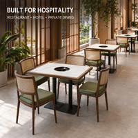 Ensemble de table et de chaises de restaurant au design minimaliste, robuste, durable et confortable, avec plateau en pierre frittée pour hôtel et banquet