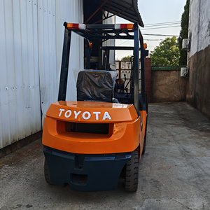 Excellent chariot élévateur Toyota d'occasion de 3 tonnes, portée de 4 mètres, capacité de charge nominale à 3 niveaux, composants essentiels, moteur inclus, garantie 1 an - Product Image 4