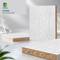 Panneau de particules E0 Jinbase XT2058 moderne blanc gris grain de bois placage bois pour armoires, penderies et meubles d'intérieur