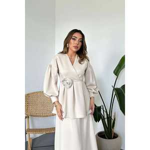 Conjunto de 2 Piezas de Shorts Beige al por Mayor con Detalles de Rosas y Plumas, Largo por Encima de la Rodilla, Corte Holgado y Acampanado - Disponible en Tallas XXS y XS - Product Image 3