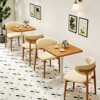 Table basse minimaliste moderne avec chaises rembourrées à structure en bois massif, ensemble table et chaises pour cafés et restaurants
