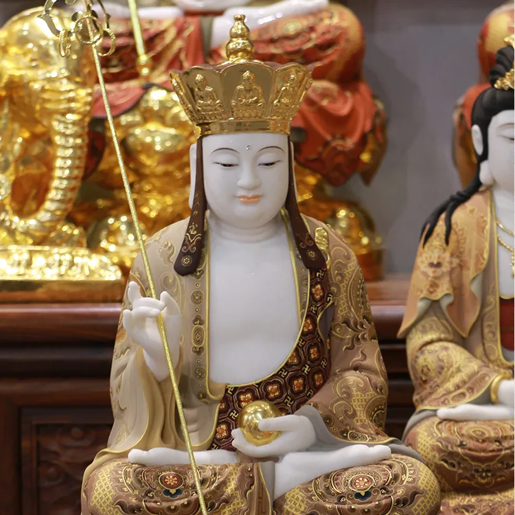 手描きの白い大理石の黄金の仏を瞑想するSanmantuoBodhisattva仏地蔵像