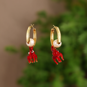 Boucles d'oreilles créoles en acier inoxydable plaqué or avec breloques homard rouge et perles, bijoux de mode - Product Image 3