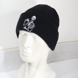 Bonnet tricoté uni d'hiver avec revers, style Y2K, brodé, 100% acrylique, avec logo personnalisé - Product Image 2