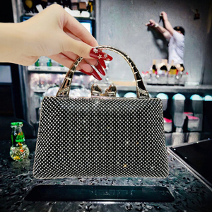 Sac à main pochette décontracté pour femme, nouveau design, avec chaînes géométriques carrées, style rétro, poignée métallique de luxe, idéal pour les soirées et les dîners - Product Image 2