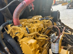 Rouleau vibratoire à double tambour CAT CB534D d'occasion avec moteur diesel pour opération de pavage continu - Haute disponibilité et faible entretien - Product Image 4