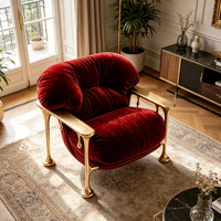 Fauteuil d'appoint de luxe en velours rouge et fibre de verre, sculpture de designer en or poli miroir, fauteuil de loisirs pour villa et hôtel