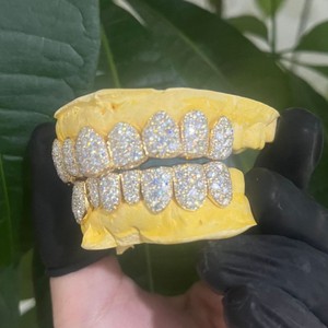 เครื่องประดับเงินแท้ 925 ชุบทอง 18K ฝังโมอิสซาไนต์แบบโมเสก ครอบฟันบนและล่าง สำหรับผู้ชายและผู้หญิง สไตล์ฮิปฮอปแร็ป ชุดแปดชิ้น - Product Image 6