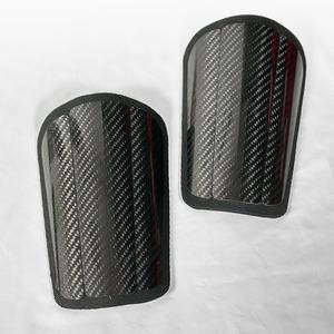 Dreiteilige 3-teilige, flexible, leichte Passform für Fußball-Schienbeinsc honer aus Kohle faser - Product Image 3