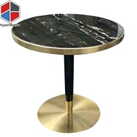 Grande table carrée d'extérieur en marbre naturel avec base dorée et noire