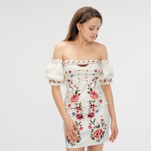 Vestido Ajustado OEM con Hombros Descubiertos y Bordado Floral Personalizado para Damas - Product Image 4