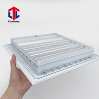 Grille linéaire à double déflection en aluminium blanc et registres pour la climatisation des plafonds de chambres d'hôtel