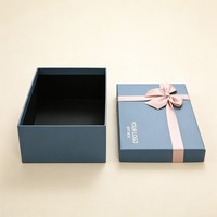 Boîte cadeau en carton rigide personnalisée en gros avec couvercle et base pour chaussures, vêtements, foulards, emballage cadeau avec ruban à l'encre de soja