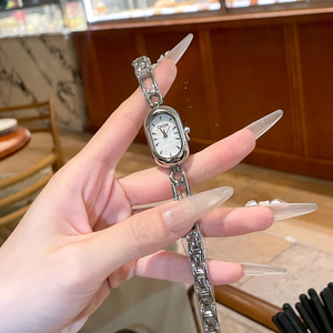 Reloj de Cuarzo CILOA para Mujer con Esfera Ovalada, Brazalete Dorado, Visualización de Agujas, Estilo Joyería - Product Image 5