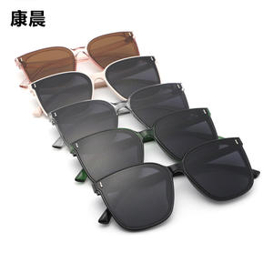 Nouvelles Lunettes de Soleil Unisexe Tendance Monture Noire Verres PC Protection UV400 Pour la Pêche, les Voyages et la Conduite - Product Image 2