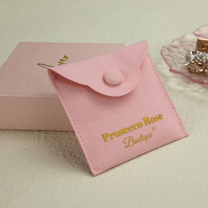 Pochette à bijoux en microfibre rose avec bouton pour boucles d'oreilles et colliers - Ensemble d'emballage élégant - Product Image 3