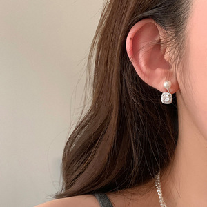 Pendientes de Diseño Coreano de Lujo al por Mayor, Pendientes Simples con Colgante de Perla Cuadrada para Mujer - Product Image 6