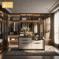 Système de dressing intégré BALOM pour toute la maison, avec portes vitrées sur mesure, style moderne, et portes vitrées pour dressing.