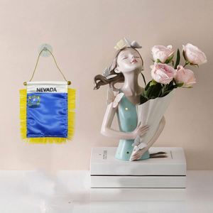 ธงซาตินขนาดเล็กแบบกำหนดเองของรัฐเนวาดา พร้อมพู่สีเหลือง พิมพ์ลายดิจิทัล สำหรับยานยนต์และการศึกษา สำหรับรถยนต์และโรงเรียน - Product Image 2